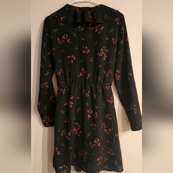 Black dress with flower pattern - Picture 2 of 3